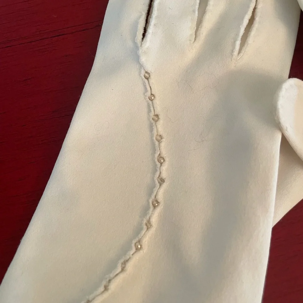 Vintage 60s white cotton gloves with pearl accents, size S-M